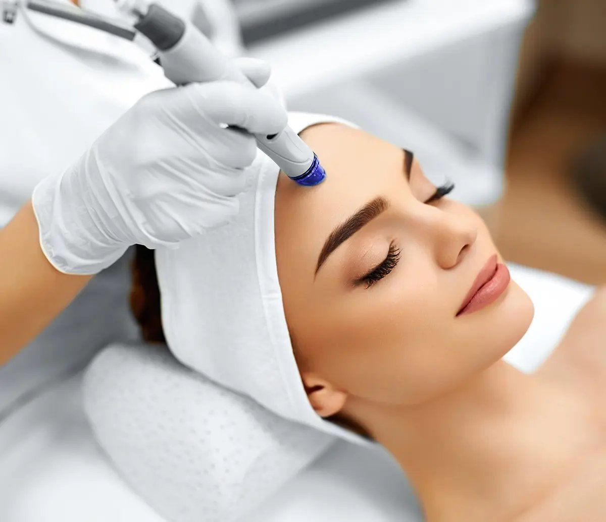 Practitioner performing Microdermabrasion on a woman´s forehead at Liquivida