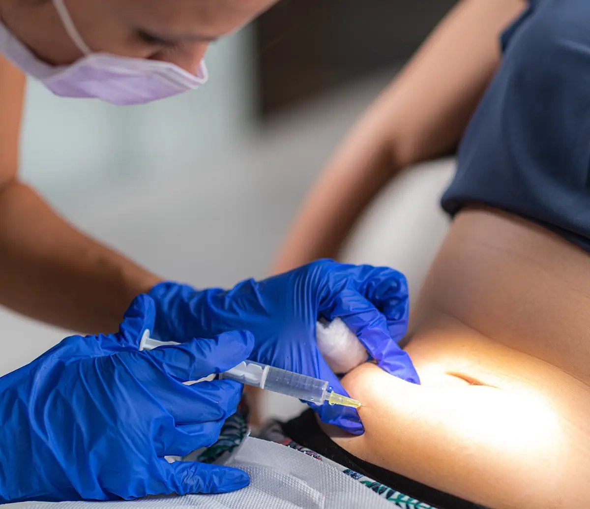 Practitioner applying a lipotropic injection for weight loss at Liquivida