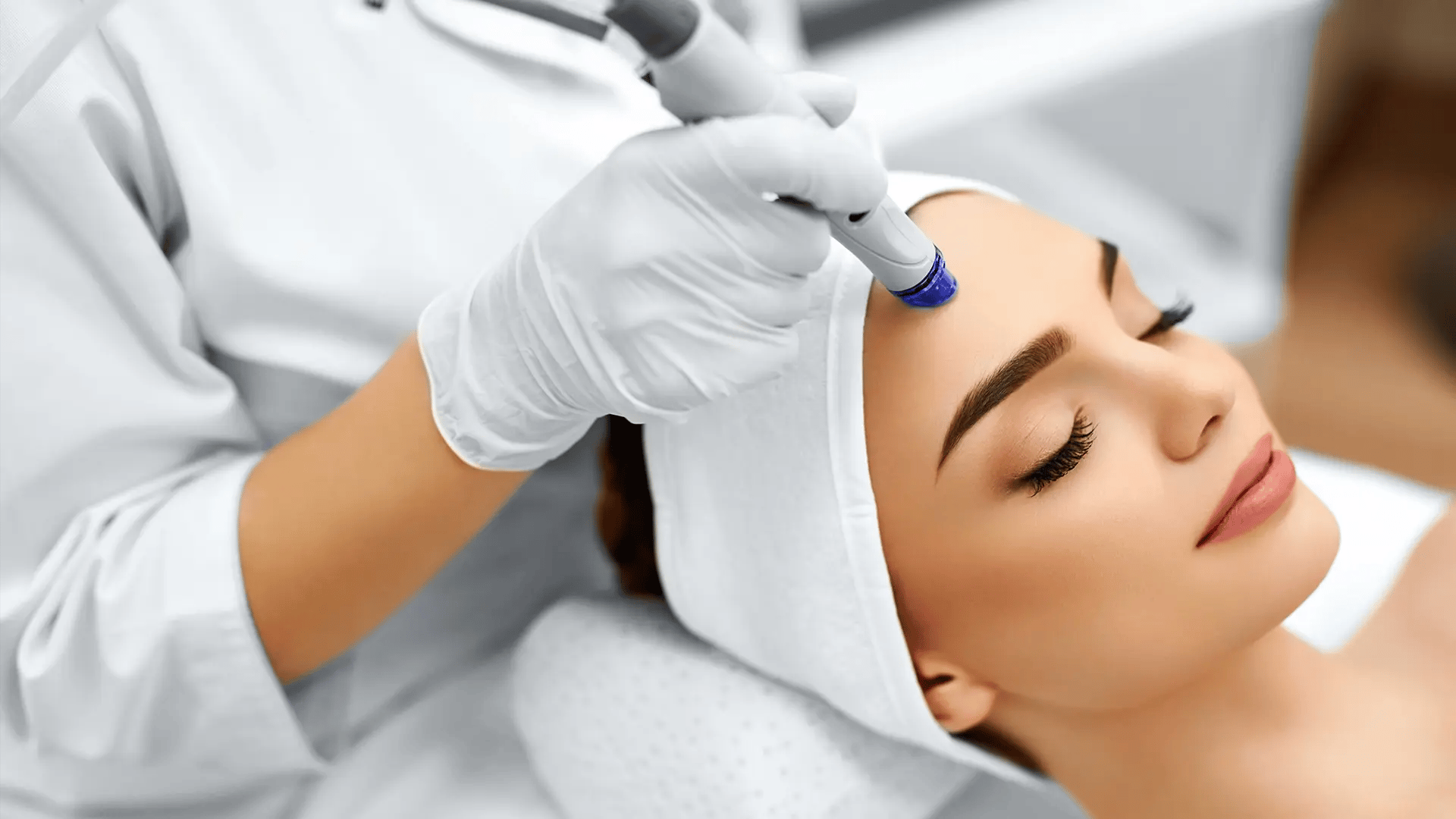 Practitioner performing Microdermabrasion on a woman´s forehead at Liquivida Wellness Center